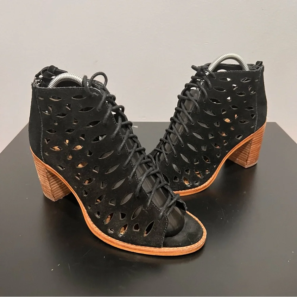 Gianni Bini cut-off‎ sandals size 8.5
